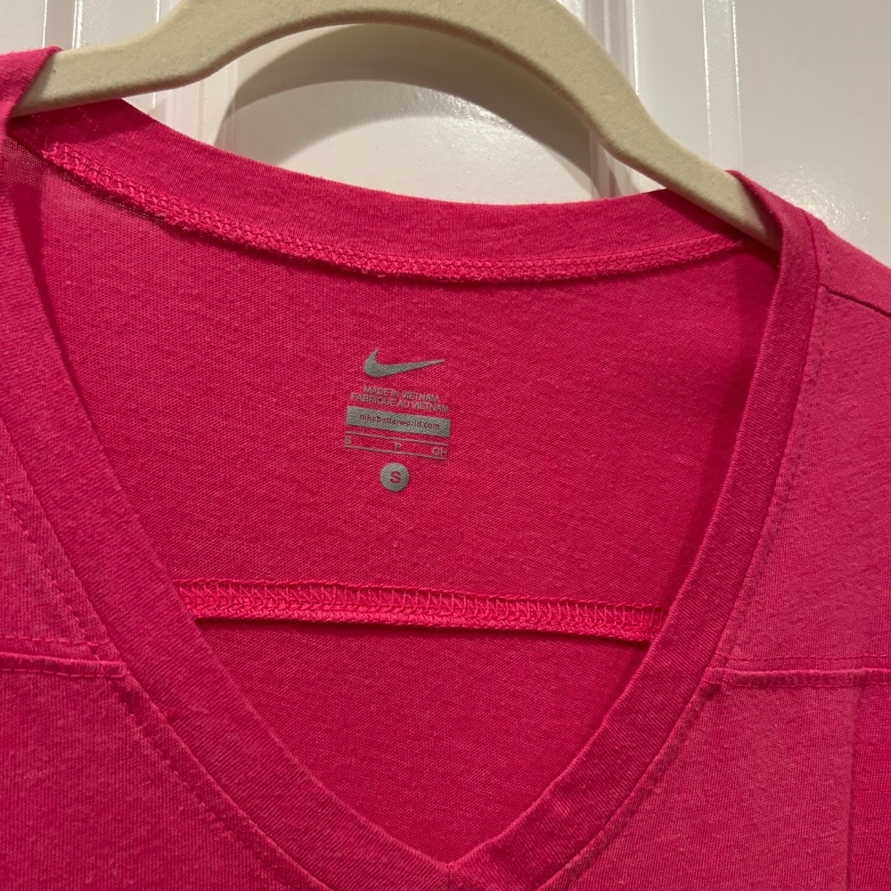Nike Women’s Pink V-Neck T-Shirt Coast Guard Academy Size Small - Picture 3 of 7